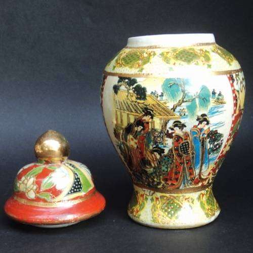 SATSUMA (Japanese) SMALL LIDDED JAR. 16 cm tall.