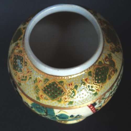SATSUMA (Japanese) SMALL LIDDED JAR. 16 cm tall.
