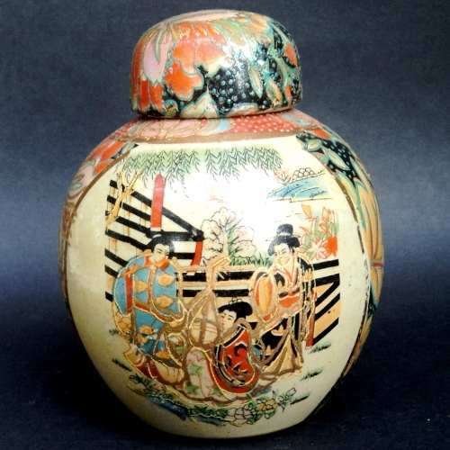 SATSUMA (Japanese) SMALL GINGER JAR WITH LID. 12 cm tall.