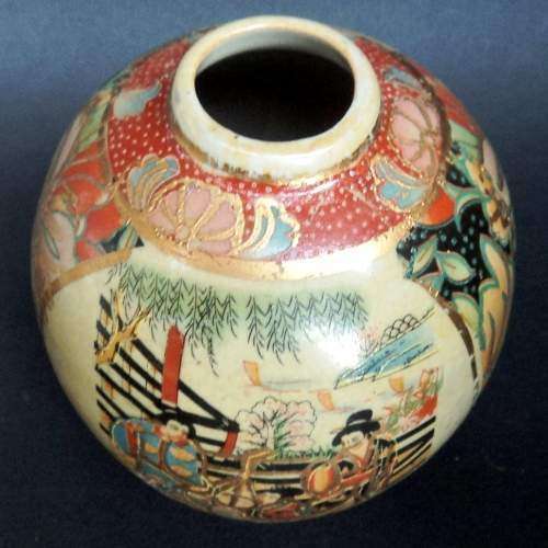 SATSUMA (Japanese) SMALL GINGER JAR WITH LID. 12 cm tall.