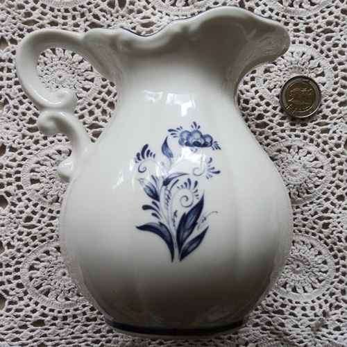 DELFT JUG. Oude Molen porcelain factory. Floral pattern in Delfts blue. Height: 15 cm.