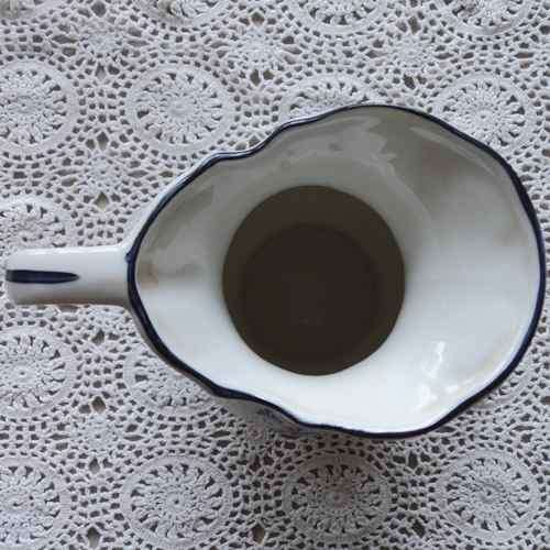 DELFT JUG. Oude Molen porcelain factory. Floral pattern in Delfts blue. Height: 15 cm.