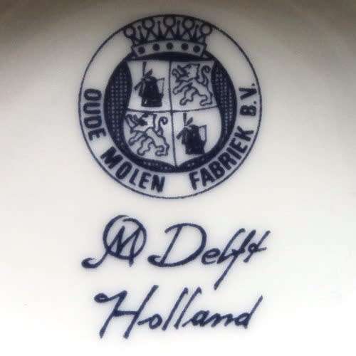 DELFT JUG. Oude Molen porcelain factory. Floral pattern in Delfts blue. Height: 15 cm.