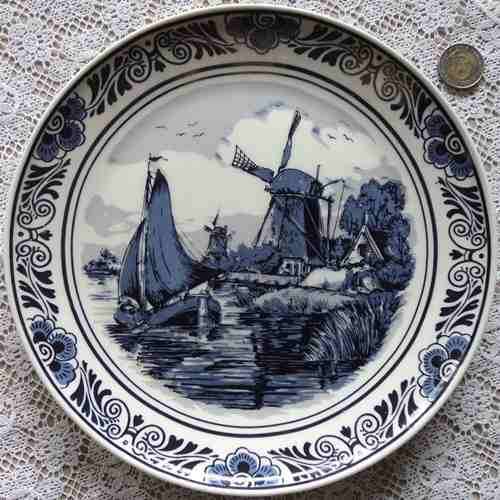 DELFT PLATE / WALLPLATE. Oude Molen porcelain factory. Country scene with molen. Diameter 26 cm.