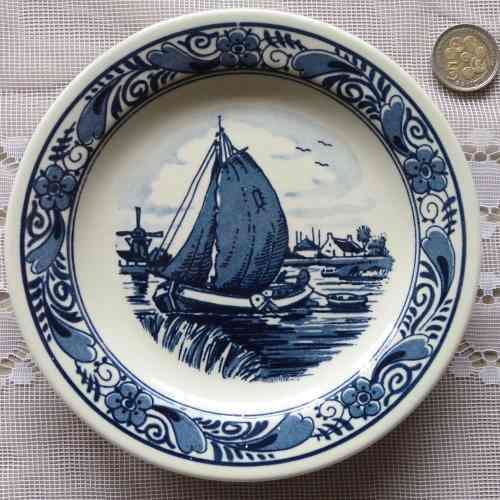 DELFT WALLPLATE TRIO. Royal Distel porcelain factory. ALL HANDPAINTED. (3 Sold in 1 lot)