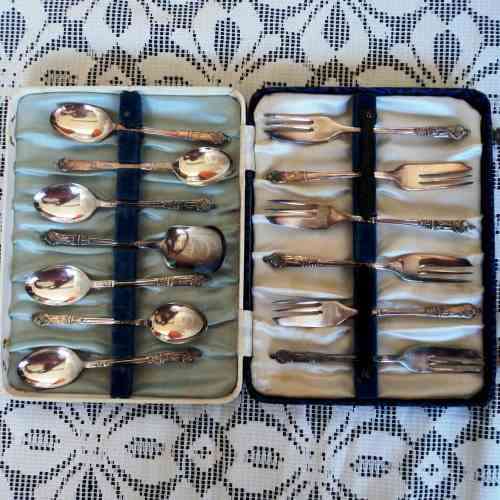 BOXED SET OF MATCHING E.P.N.S. APOSTLE TEASPOONS (6), CAKE FORKS (6) AND SUGAR SPOON. 1930s / 40s.
