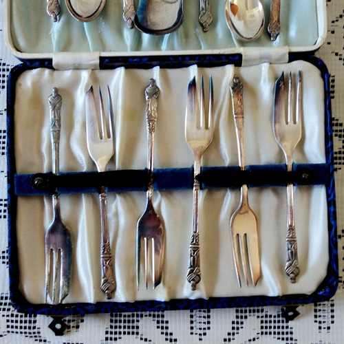 BOXED SET OF MATCHING E.P.N.S. APOSTLE TEASPOONS (6), CAKE FORKS (6) AND SUGAR SPOON. 1930s / 40s.