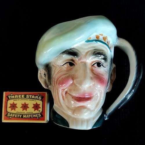 CHARACTER MUG DEPICTING A SCOTSMAN. 11 cm tall. Handpainted.
