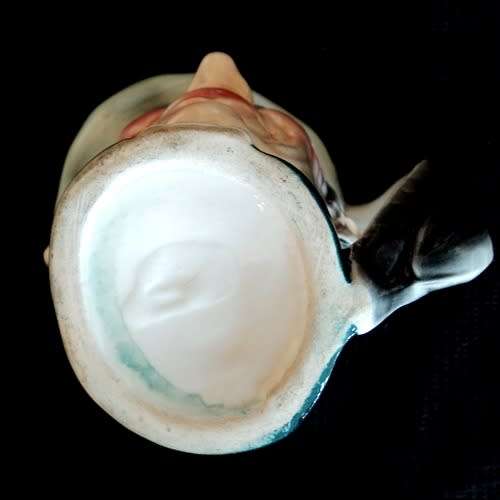 CHARACTER MUG DEPICTING A SCOTSMAN. 11 cm tall. Handpainted.