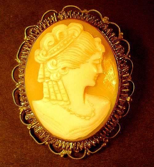 HAND CARVED CAMEO BROOCH / PENDANT. Vintage. Set in silver filigree. Sardonyx shell.