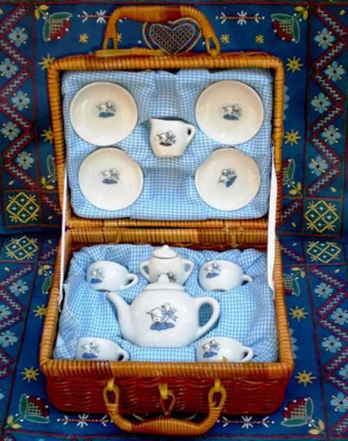 DOLL'S TEASET IN PICNIC BASKET. Bone China & Wicker.