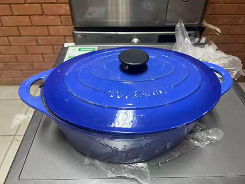 Gourmand - 7 Litre Oval Cast Iron Casserole - Blue - LID SLIGHTLY CHIPPED