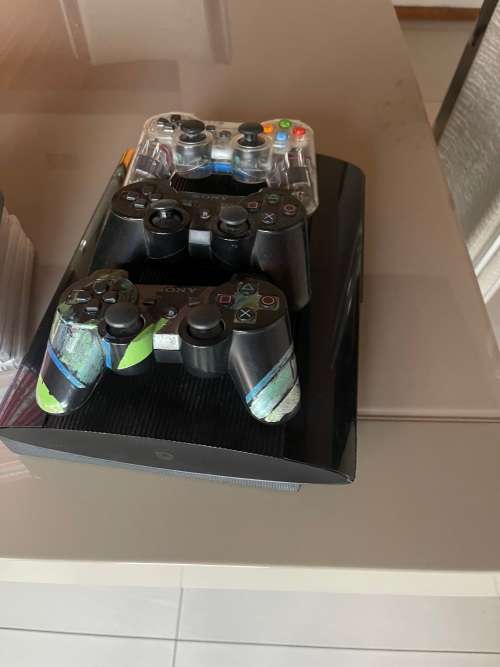 PlayStation 3 Console 12 GB + Controllers + Games