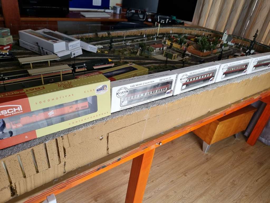 HO Model Trans Karoo Train Coaches (4) 1st,2nd 3rd and Kitchen