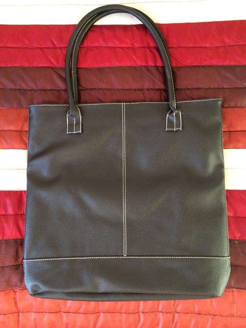 Classy ladies black handbag, never been used