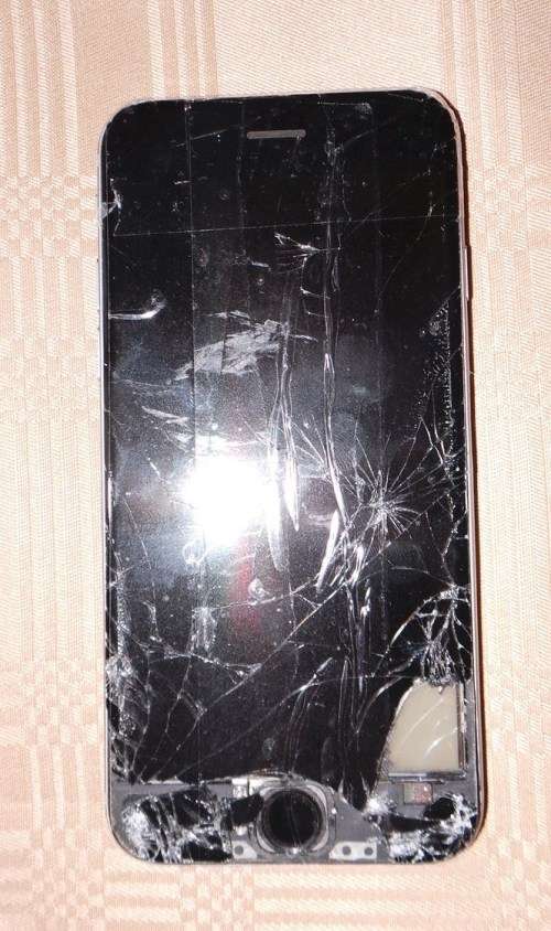 Iphone 6  Cellphone up for grabs - Cracked screen (SEE PICTURES )**** LOW LOW SHIPPING ******
