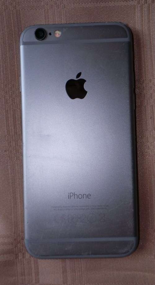 Iphone 6  Cellphone up for grabs - Cracked screen (SEE PICTURES )**** LOW LOW SHIPPING ******