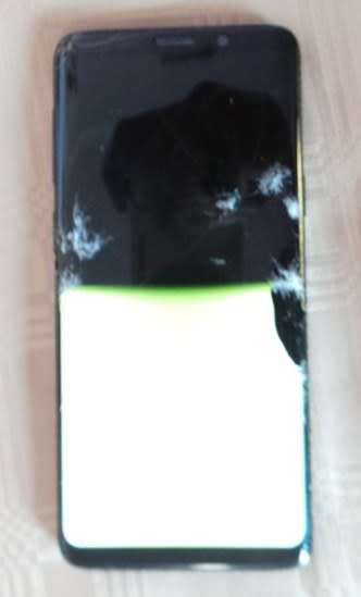 Samsung S9 - Cracked screen Up for Grabs -  **** LOW LOW SHIPPING ******