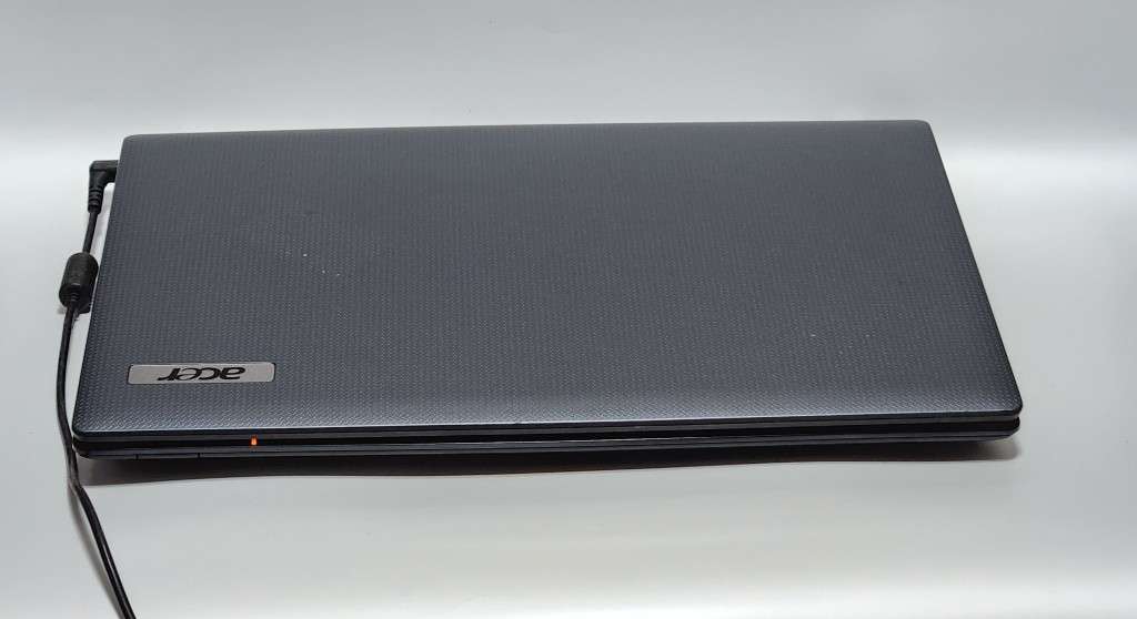 ACER ASPIRE CORE I3  LAPTOP - MODEL - 5733  SERIES up for Grabs - ******LOW LOW SHIPPING *****