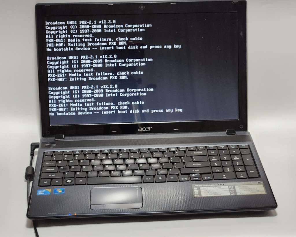 ACER ASPIRE CORE I3  LAPTOP - MODEL - 5733  SERIES up for Grabs - ******LOW LOW SHIPPING *****