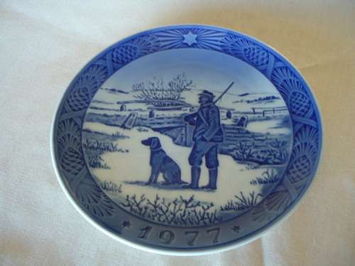 ROYAL COPENHAGEN YEAR PLATE 1977 DEPICTING HUNTER WITH DOG BY IMMERVAD BRIDGE