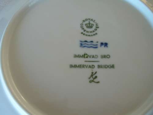 ROYAL COPENHAGEN YEAR PLATE 1977 DEPICTING HUNTER WITH DOG BY IMMERVAD BRIDGE