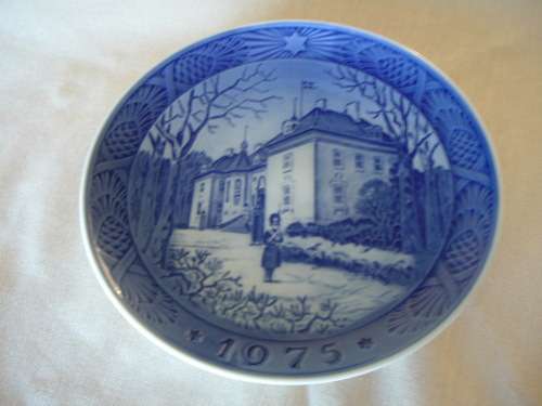 ROYAL COPENHAGEN YEAR PLATE 1975 - THE QUEEN'S CHRISTMAS RESIDENCE