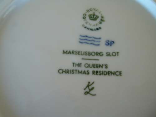 ROYAL COPENHAGEN YEAR PLATE 1975 - THE QUEEN'S CHRISTMAS RESIDENCE
