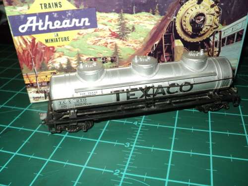 HO: ATHEARN 42` TANKER WAGON - BOXED
