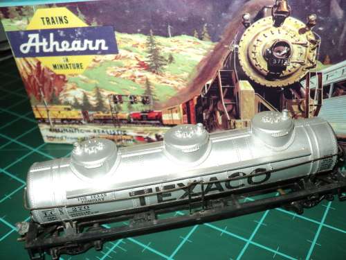 HO: ATHEARN 42` TANKER WAGON - BOXED