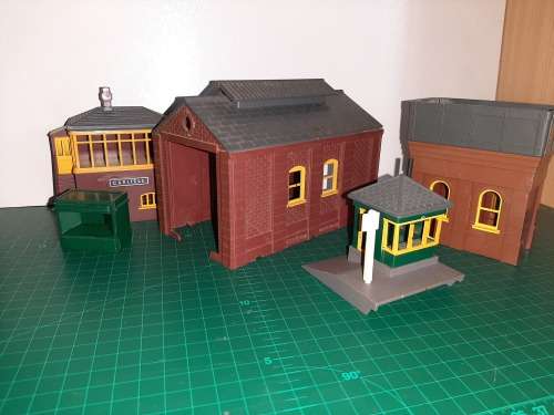 Assorted Tri-ang track buildings