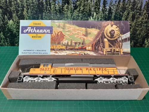 Athearn SD 40 - 2 Union Pacific in original box with metal chassis and rails