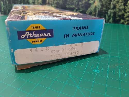 Athearn SD 40 - 2 Union Pacific in original box with metal chassis and rails