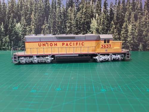 Athearn SD 40 - 2 Union Pacific in original box with metal chassis and rails
