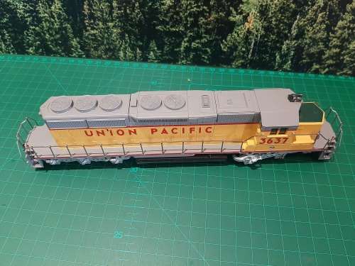 Athearn SD 40 - 2 Union Pacific in original box with metal chassis and rails