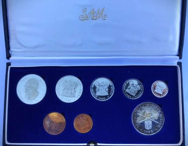 1985 SHORT PROOF SET - 8 COINS - SILVER ONE RAND - COAT OF ARMS IS OF A LESS DEEP DESIGN