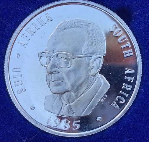 1985 SHORT PROOF SET - 8 COINS - SILVER ONE RAND - COAT OF ARMS IS OF A LESS DEEP DESIGN