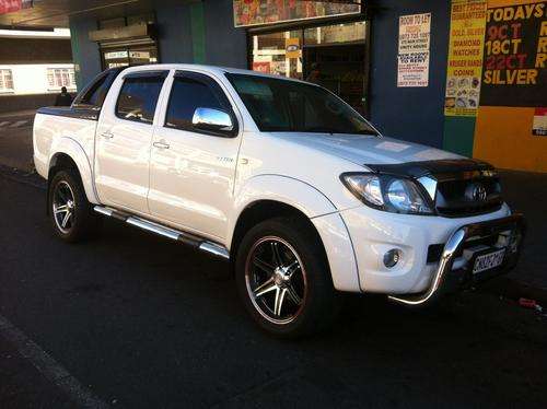 2011 TOYOTA Hilux LEGEND 40 2.7VVTi D/CAB **WARRANTY TO 220000KM/6YRS, EXTRAS VALUED AT R80000**