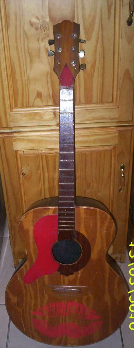 VINTAGE GUITAR - BELONGED TO RSA  ARTIST!!!!!