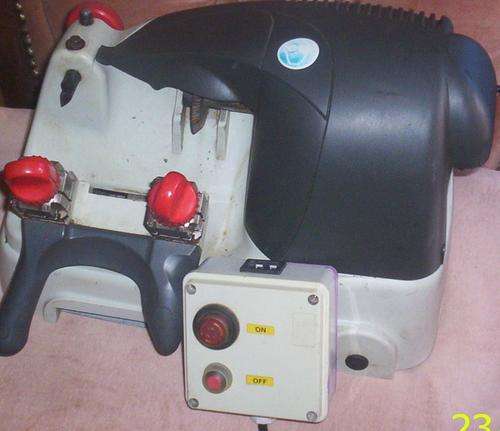 KEY CUTTING MACHINE + BLANK KEYS + PRE-CUT KEYS - THE LOT!!!!