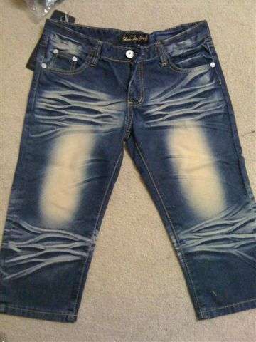 Ladies   denim crop    with authenic wash details --Rigid fabric   size 32