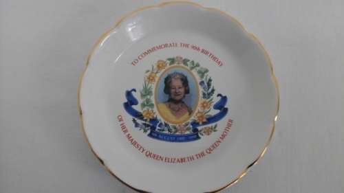 COLLECT ROYAL FAMILY MEMORABILIA ADD THIS COMMEMORATIVE  PLATE OF THE  QUEENS 90TH BIRTHDAY