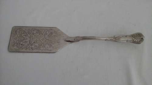 WOW! ! ! THIS ORNATE VINTAGE EPNS CAKE LIFTER WITH INTRICATE DETAIL IS PERFECT FOR A TEA PARTY