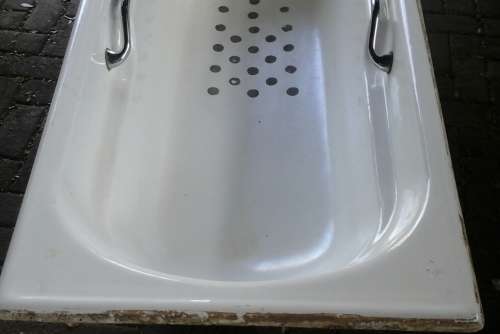 BUILT TO LAST. A MAGNIFICENT VINTAGE SOLID HEAVY WHITE CAST IRON BATH