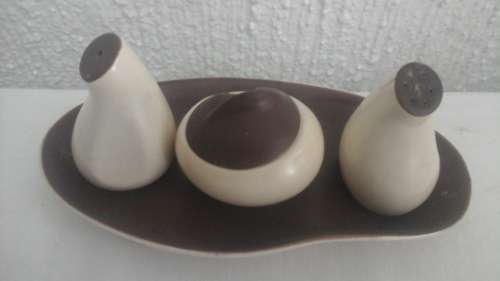 FABULOUS VINTAGE CARLTONWARE CRUET SET. HANDPAINTED. AUSTRALIAN DESIGN. MADE IN ENGLAND. STUNNING!