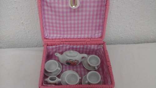 ABSOLUTELY ADORABLE PICNIC BASKET WITH TEA SET. PERFECT FOR A TEDDY BEARS PICNIC!