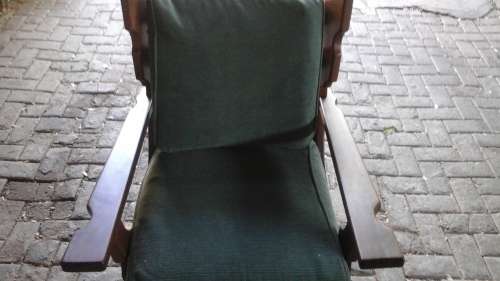 FABULOUS VINTAGE IMBUIA CARVED ARM CHAIR. SINGLE SEATER. GORGEOUS STURDY PIECE!