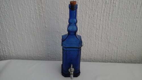 EXTREMELY ELEGANT VINTAGE CUT GLASS DECANTER. REALLY GREAT FIND. A FABULOUS MUST HAVE PIECE!