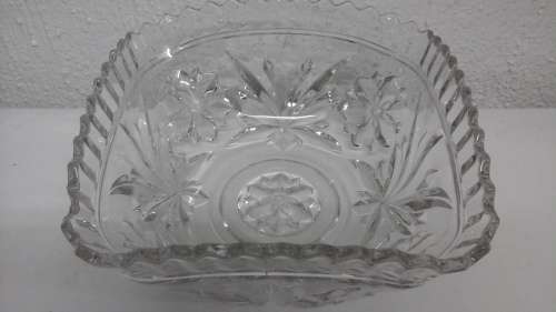 EXQUISITE VINTAGE CUT GLASS SERVING BOWL. SIMPLY GORGEOUS AND USEFULL PIECE!