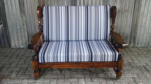 FABULOUS VINTAGE SOLID WOOD CARVED ARM CHAIR. TWO SEATER. STUNNING AND STURDY PIECE!